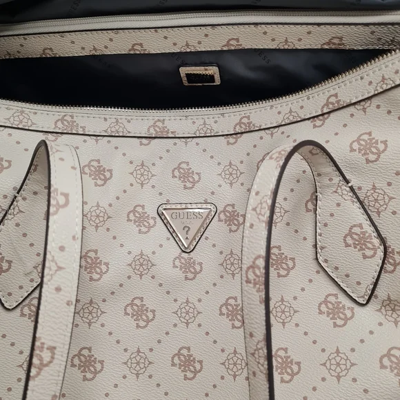 Guess Logo Duffle Bag - Picture 4 of 9